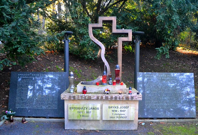Společný hrob obětí komunismu v Praze-Motole